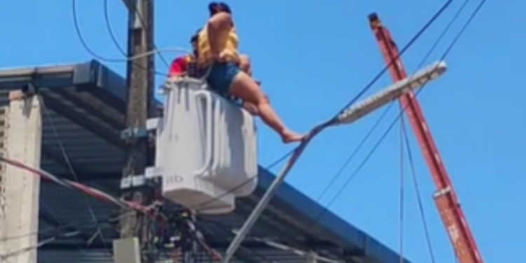 Vídeo: Durante surt0, mulher sobe em poste de alta tensão e am3aça se j0gar em Manaus