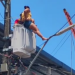 Vídeo: Durante surt0, mulher sobe em poste de alta tensão e am3aça se j0gar em Manaus