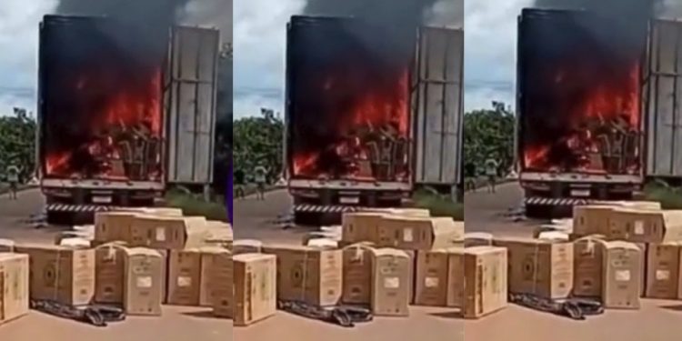 Vídeo mostra caminhão se desfazendo em chamas na BR-319