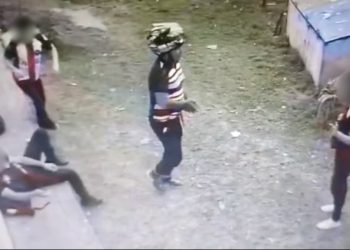 Ladrã0 usando capacete invad3 escola e r0uba vários alunos em Manaus