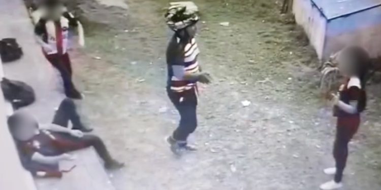 Ladrã0 usando capacete invad3 escola e r0uba vários alunos em Manaus