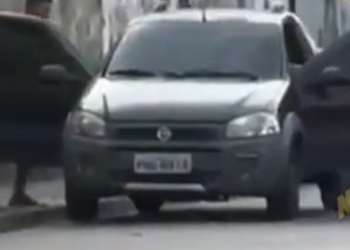 Veja o vídeo do ‘t@radã0’ levando um sacode após ficar mexendo da ‘berinjela’ em carro em Manaus