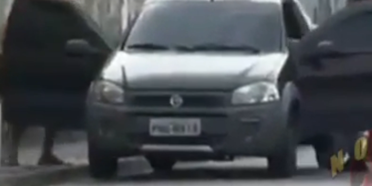 Veja o vídeo do ‘t@radã0’ levando um sacode após ficar mexendo da ‘berinjela’ em carro em Manaus