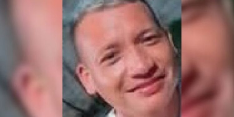 Marido que deu 9 facadas na esposa em Manaus continua escondido