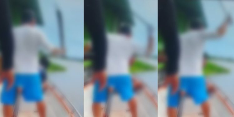 Vídeo: suspeit0 de assalt0 é agredid0 com terçad0 dentro de barco no Amazonas