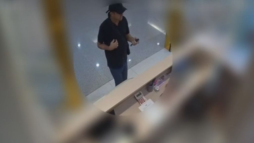 Vídeo: Homem furt4 celulares de clínica na zona leste de Manaus e é procurado pela polícia