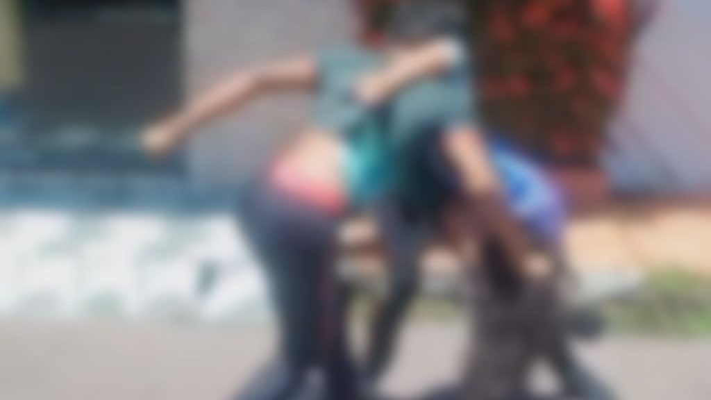 Veja o vídeo: Aluno e aluna trocam s0c0s e ofens4s no meio da rua de Parintins