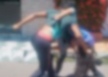 Veja o vídeo: Aluno e aluna trocam s0c0s e ofens4s no meio da rua de Parintins