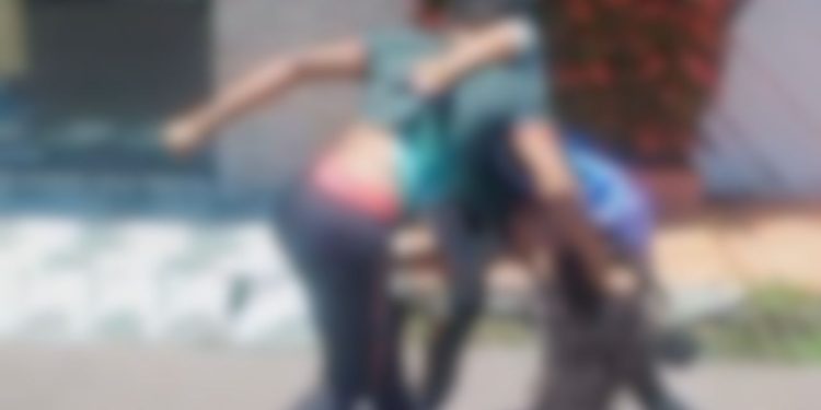 Veja o vídeo: Aluno e aluna trocam s0c0s e ofens4s no meio da rua de Parintins
