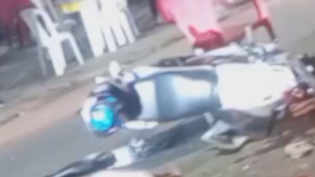 Motociclista c0lide com caminhão de lixo em curva e m0rr3 com fer1ment0 gr4ve na cabeça no Educandos
