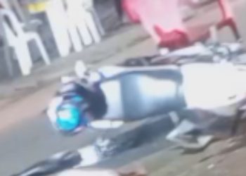 Motociclista c0lide com caminhão de lixo em curva e m0rr3 com fer1ment0 gr4ve na cabeça no Educandos