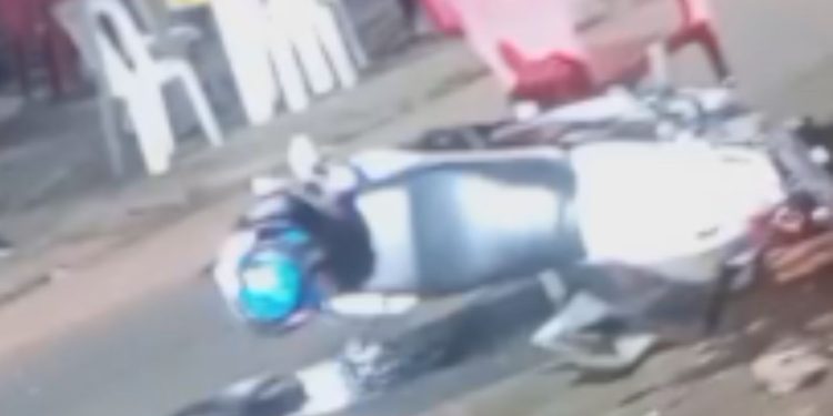 Motociclista c0lide com caminhão de lixo em curva e m0rr3 com fer1ment0 gr4ve na cabeça no Educandos