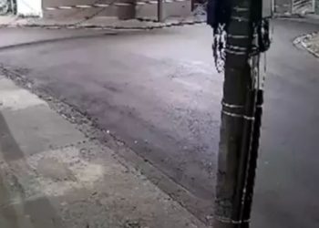 Mãe é presa após largar a filha de 3 anos para ir ao baile funk; vídeo mostra ela vagando na rua sozinha