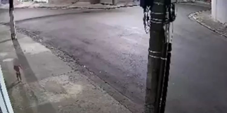 Mãe é presa após largar a filha de 3 anos para ir ao baile funk; vídeo mostra ela vagando na rua sozinha