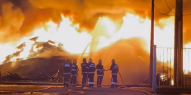 Após 24 horas, incêndio histórico no Distrito é controlado pelo bombeiros