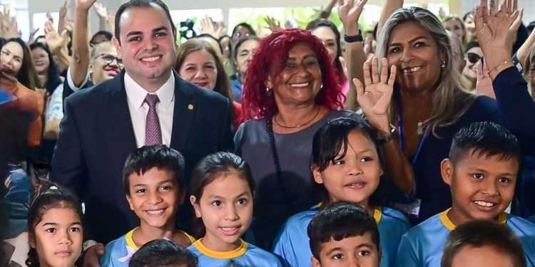 No Dia do Estudante, Roberto Cidade destaca leis que fortalecem a educação e garantem oportunidades para os jovens amazonenses