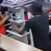 Vídeo mostra ass4ltante puxando celular de atendente de pet shop com arm4 na mão na ZL