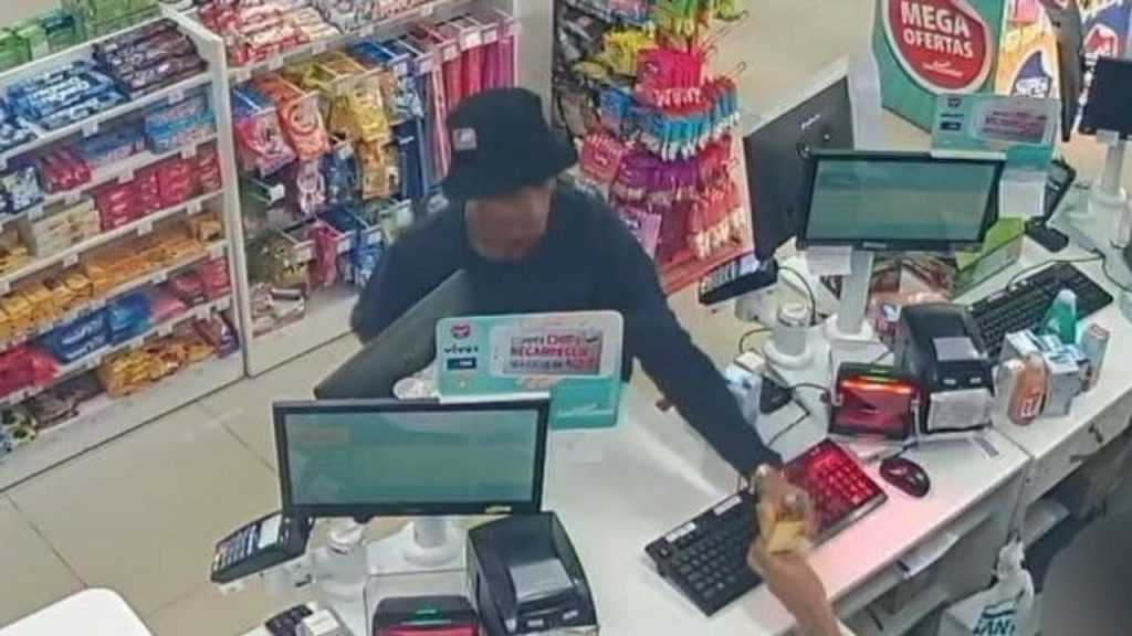 Homem de chapéu e camisa preta é procurado após ass4ltar drogaria no Japiim