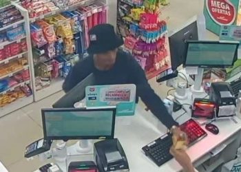 Homem de chapéu e camisa preta é procurado após ass4ltar drogaria no Japiim