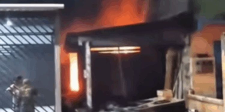Moradores se assustam após ‘Foguinho’ incendiar a própria casa no interior do Amazonas