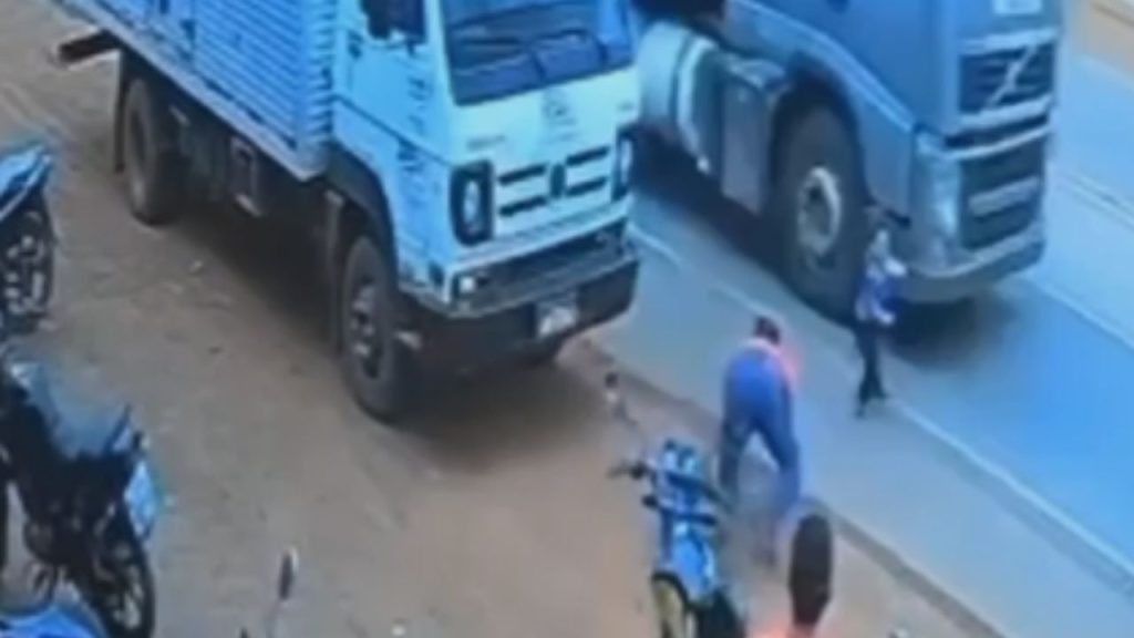 Momento de pânico: vídeo mostra garotinho correndo em direção a caminhão e quase m0rr3d0