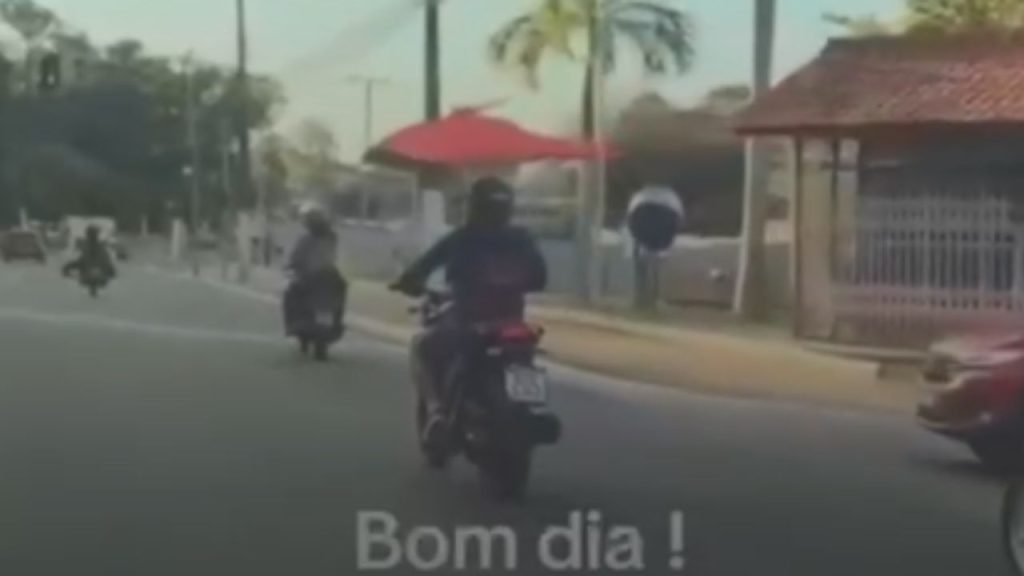 Vídeo: Para fugir do calor, motociclista é flagrado pilotando com sombrinha: 'Só Manaus'