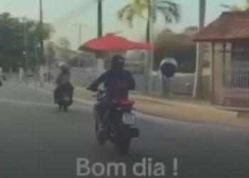Vídeo: Para fugir do calor, motociclista é flagrado pilotando com sombrinha: 'Só Manaus'