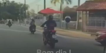 Vídeo: Para fugir do calor, motociclista é flagrado pilotando com sombrinha: 'Só Manaus'