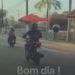 Vídeo: Para fugir do calor, motociclista é flagrado pilotando com sombrinha: 'Só Manaus'