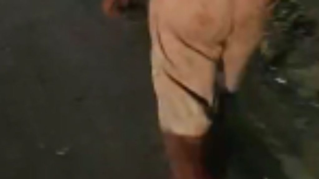 Vídeo: Homem é cercado e c4stigad0 por moradores após furt0 de fios em Itacoatiara