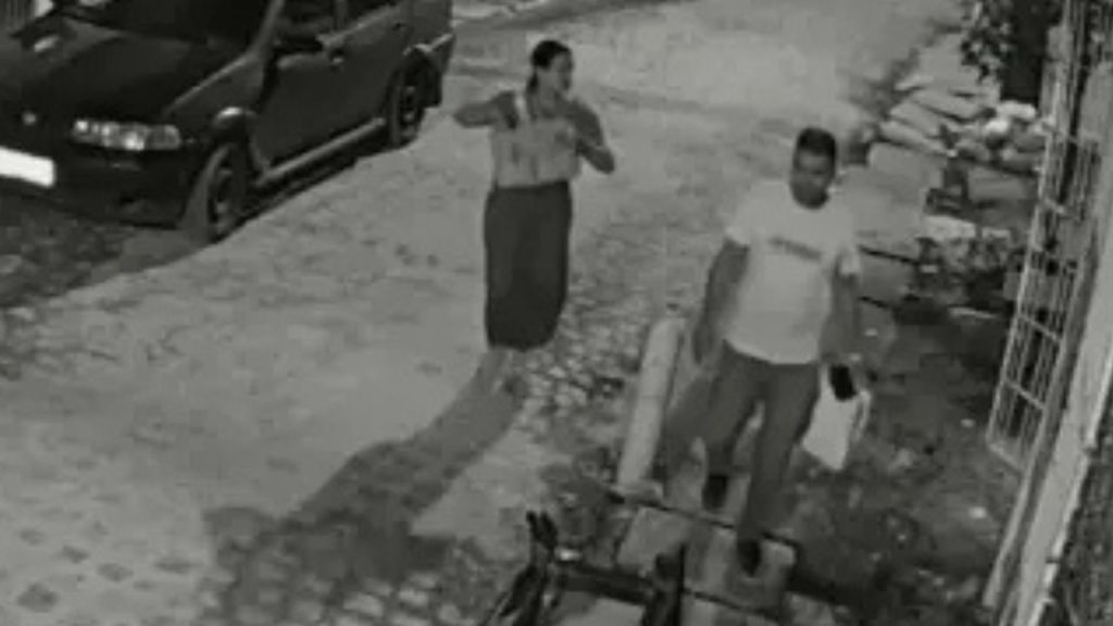Vídeo: Fio de energia despenca de poste e atinge casal na frente de casa