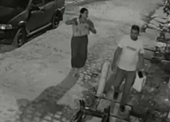 Vídeo: Fio de energia despenca de poste e atinge casal na frente de casa