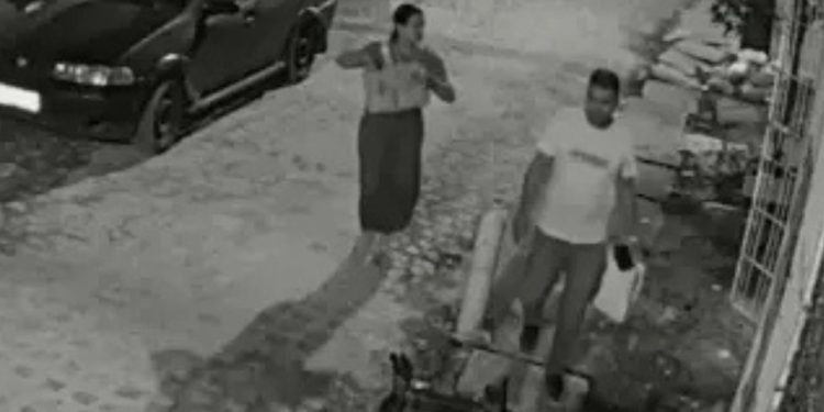Vídeo: Fio de energia despenca de poste e atinge casal na frente de casa