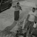 Vídeo: Fio de energia despenca de poste e atinge casal na frente de casa