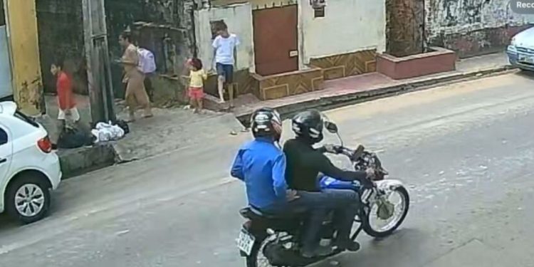 Crimin0s0s rendem mulher com filhos durante assalt0 na zona sul de Manaus; veja