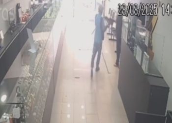 Vídeo: Homens com arm4ment0 pesado ass4ltam loja no Centro de Manaus