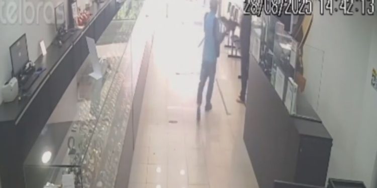 Vídeo: Homens com arm4ment0 pesado ass4ltam loja no Centro de Manaus