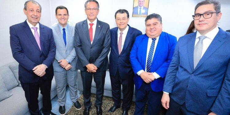 Presidente David Reis participa da entrega da Medalha Ruy Araújo ao ministro Mauro Campbell e ao juiz Lizandro Gomes Filho