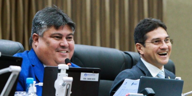 Presidente David Reis propõe leis para fortalecer saúde de crianças e adolescentes nas escolas de Manaus