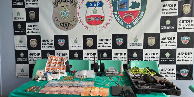 Mãe e filho são pr3s0s com vários tipos de dr0gas e munição em casa em Boa Vista do Ramos