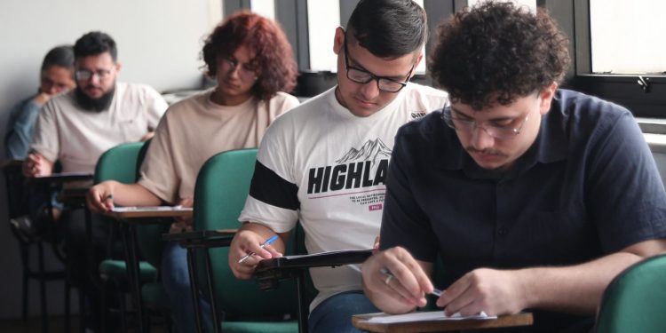 Vestibular e SIS da UEA: candidatos realizam provas de habilidades específicas