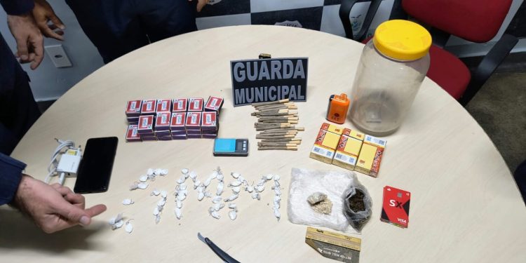 Quem tem c*, tem medo: homem marcado para m0rr3r entrega boca de fumo no Centro de Manaus