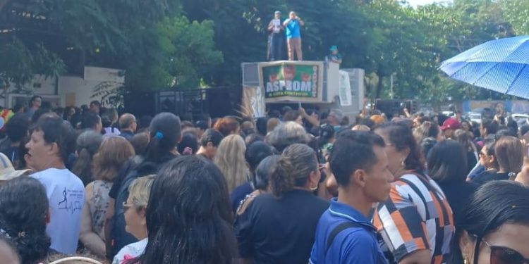 Professores pr0t3stam na CMM após David Almeida insistir em PL que aumenta idade mínima de aposentadoria