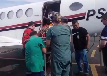 Vídeo: Por causa de casal de g@ys em seu quarto, vulgo ‘Passarinho’ coloca f0g0 em um deles no Amazonas