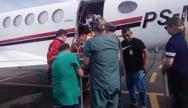 Vídeo: Por causa de casal de g@ys em seu quarto, vulgo ‘Passarinho’ coloca f0g0 em um deles no Amazonas
