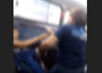 Vídeo: Em ‘busão’ vazio, jovem se recusa a sair de assento e mulher o arr@nca do lugar agr3ss1vament3