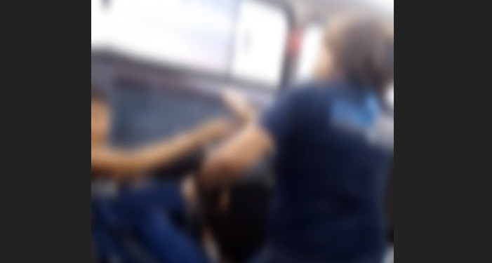 Vídeo: Em ‘busão’ vazio, jovem se recusa a sair de assento e mulher o arr@nca do lugar agr3ss1vament3
