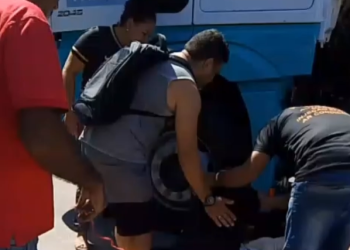 Mulher m0rta e$magada por carreta em Manaus tinha saído para comprar pão, diz marido