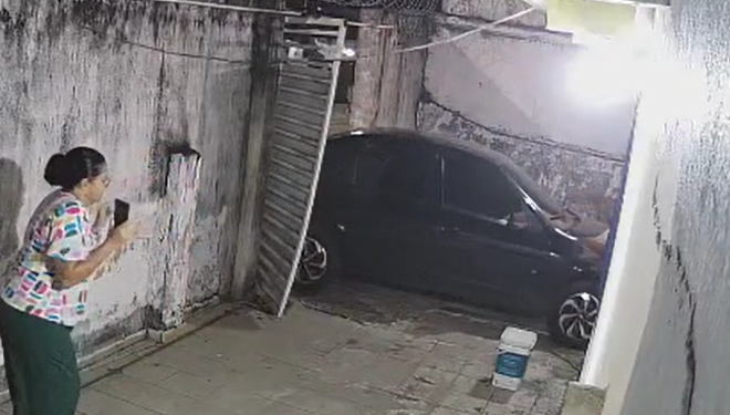 Vídeo: No Japiim, família é surpreendida por ladrã0 ousado invadindo a garagem