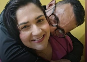 Esposa vai beber no bar suja de sangue do marido que ela mat0u